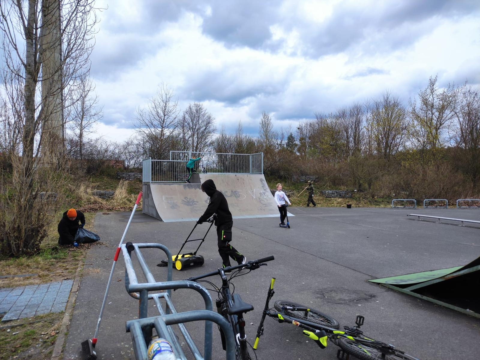 Bild: Frühjahrsputz an der Skaterbahn in der Grüne Mitte