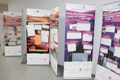 Foto des Albums: Eröffnung der Wanderausstellung „RECHTSaußen – MITTENdrin?