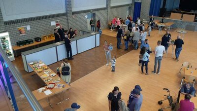 Die Halle f&uuml;llt sich langsam  (Bild vergr&ouml;&szlig;ern)