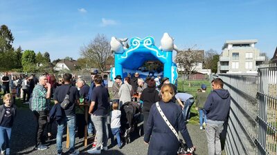 Viel Andrang auf der H&uuml;pfburg  (Bild vergr&ouml;&szlig;ern)