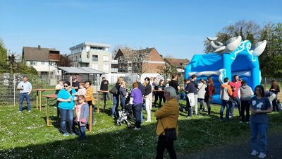 Viel Andrang auf der H&uuml;pfburg  (Bild vergr&ouml;&szlig;ern)