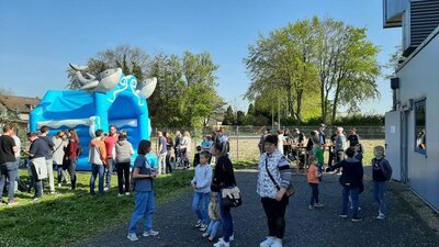 Viel Andrang auf der H&uuml;pfburg  (Bild vergr&ouml;&szlig;ern)