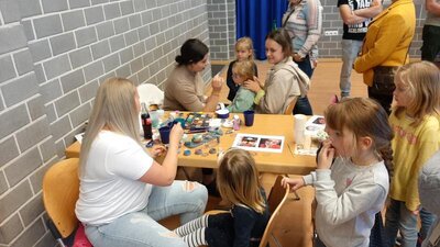 Kinderschminken  (Bild vergr&ouml;&szlig;ern)