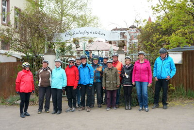 Radfahrgruppe am Alten Bahnhof  (Bild vergr&ouml;&szlig;ern)