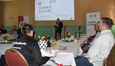 Vorschaubild: Schiedsrichter-Obmann Heinz Rothe begrüßt die Preisträgerinnen und Preisträger.