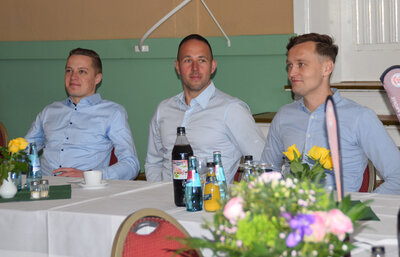 Vorschaubild: Ehrengäste waren die Schiedsrichter der benachbarten  Regionalligapartie: Hannes Wilke (A.), Renè Müller und Max Stramke (A) (v. l.).