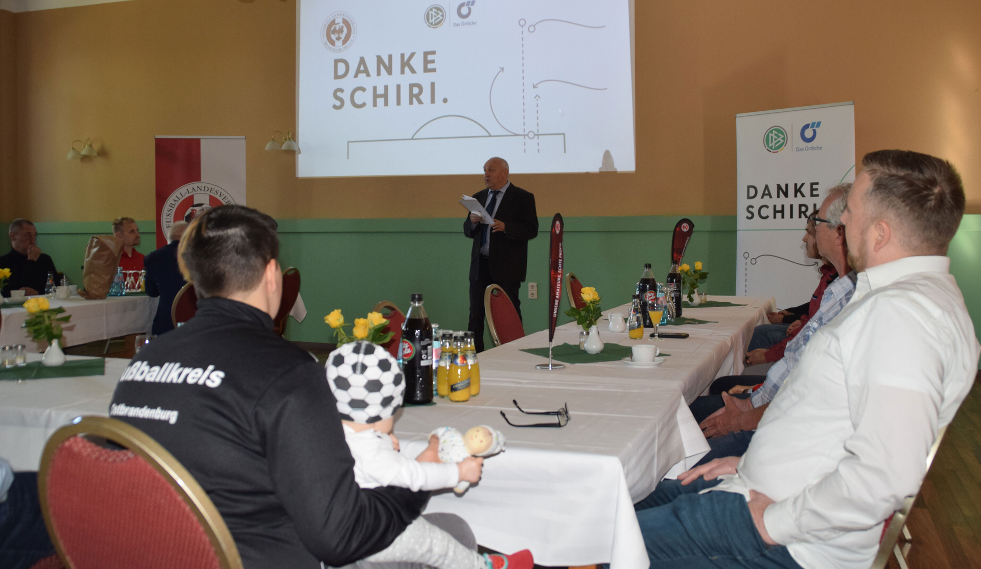 Bild: Schiedsrichter-Obmann Heinz Rothe begrüßt die Preisträgerinnen und Preisträger.