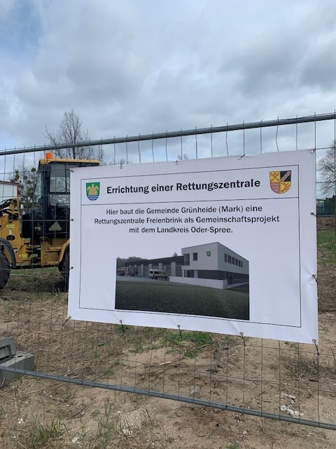Bild: Banner mit dem Bild der zukünftigen Rettungszentrale, Foto: Gemeinde Grünheide (Mark)