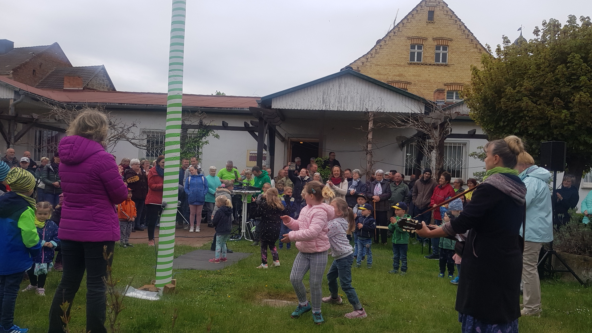 Bild : Tanz um den Maibaum 2022 (15)
