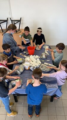 3a bei der Kleisterarbeit 
