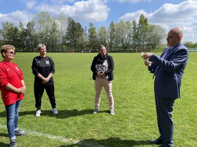 Vorschaubild: Der Vorstand freute sich mit Landrat und Bürgermeister über die demnächst beginnende Erweiterung ihrer Sportstätte mit einem Multifunktionsgebäude. Am Ende gab es vom Landrat noch einen Scheck über 200 EUR für die Ausrichtung einer kleinen Grillfeier oder eine andere kleine Investition.