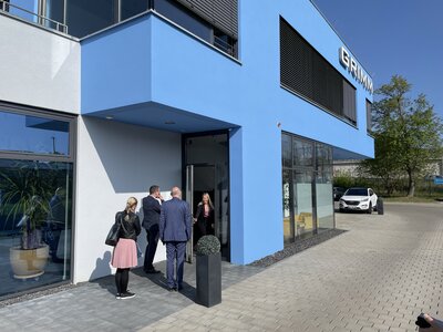 Vorschaubild: Weiter ging es zu Grimm im Gewerbegebiet „Artilleriepark“. Die 1921 in Berlin gegründete Firma für Großküchentechnik hat ihren Hauptsitz seit 2018 in Dallgow-Döberitz. Mit aktuell 32 Mitarbeitern beliefert Grimm vor allem Gewerbe- und Behördenkunden, auch im Ausland.