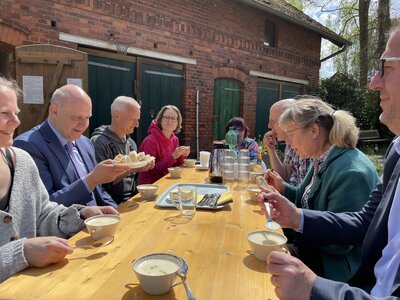 Vorschaubild: Pfarrerin Claudia Neuguth lud danach noch zur Stärkung mit einer hervorragenden hausgemachten Spargelsuppe. Die Fahrradwerkstatt des Diakonievereins freut sich über Spenden von Kinder- und Damenrädern, Kontakt per E-Mail unter unter Fahrrad-Dallgow@directbox.com .
