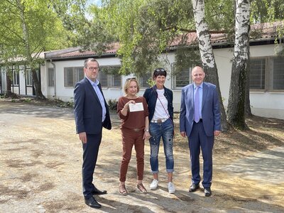 Vorschaubild: Wenn die Hunde nicht schnell vermittelt werden können, müssten diese demnächst nach Nauen übergeben werden. Ein überreichter Scheck von 200 EUR sichert jetzt erst einmal die Kosten für dringend notwendige Impfungen.