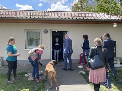 Vorschaubild: Letzte Station der diesjährigen Tour war das Tierheim Falkensee. Dr. Heike Wegner  und Gabriele Sennekamp führten Landrat Lewandowski und Bürgermeister Sven Richter über das Gelände und durch die Räumlichkeiten.