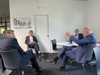 Vorschaubild: Im Gespräch mit Inhaber Udo Knuth und Geschäftsführer Markus Zeh erfuhr Roger Lewandowski von der Branchen-Vorreiterrolle der Firma Grimm im E-Commerce, die dem Betrieb, half, die Pandemie wirtschaftlich gut zu überstehen.