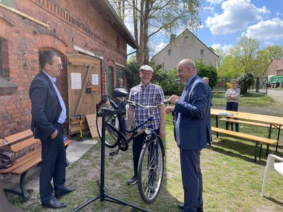 Vorschaubild: Landrat Lewandowski, der seinen eigenen Drahtesel aktuell wieder fit für die Fahrradsaison macht, holte sich gleich ein paar Tipps beim Profi.
