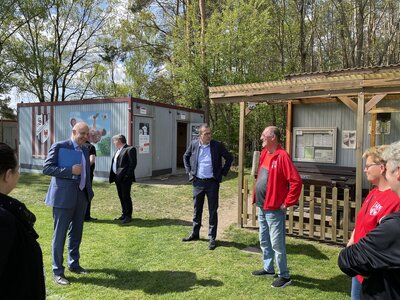 Vorschaubild: In Seeburg traf Roger Lewandowski auf den Vorstand des Seeburger SV. Im Gespräch mit der 1. Vorsitzenden Christin Präusche, dem 2. Vorsitzenden Peter Wersig und Kassenwartin Martina Wersig erkundigte sich der Landrat über Mitgliedersituation nach der Pandemie sowie die Jugendarbeit.