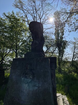 Vorschaubild: Roger Lewandowski war beeindruckt von der Skulptur, in deren Gegenwart das Leid des Krieges greifbar wird. Insbesondere vor dem Hintergrund, dass die „Weiße Maria“ allen Erkenntnissen nach von den Kriegsgefangenen selbst erschaffen wurde.