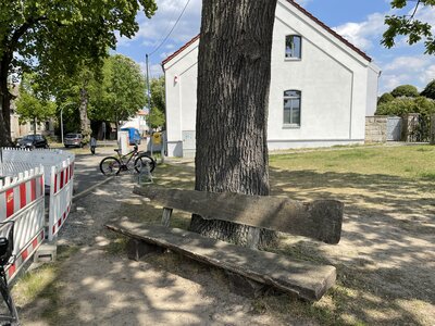 Vorschaubild: Die Besonderheit an diesem Aufstellungsort ist, das die Bank um den dort befindlichen Baum herum konstruiert wird.