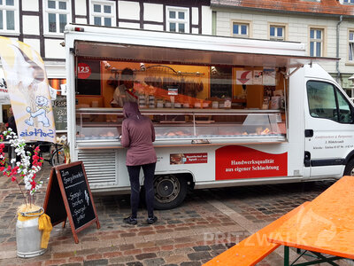 Foto des Albums: Spargelmarkt lud zum Plauschen ein