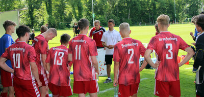 Vorschaubild: Spieltag 2 - Trainer Leon Herzberg (Mitte) stimmt die FLB-Elf auf das Spiel gegen  den Württembergischen Fußball-Verband ein.