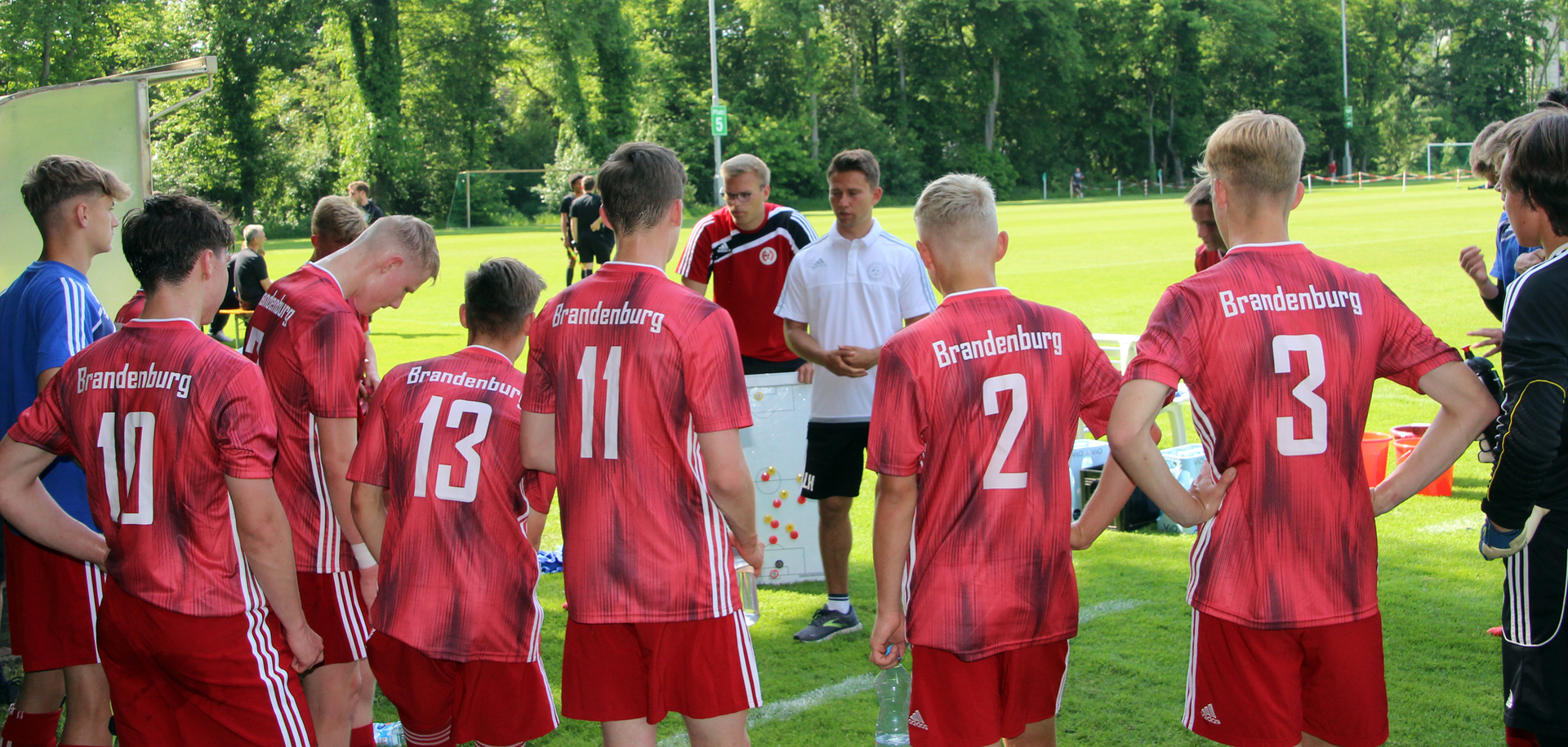 Bild: Spieltag 2 - Trainer Leon Herzberg (Mitte) stimmt die FLB-Elf auf das Spiel gegen den Württembergischen Fußball-Verband ein.