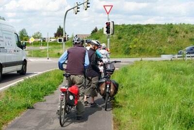 Da halten wir mal lieber  (Bild vergr&ouml;&szlig;ern)