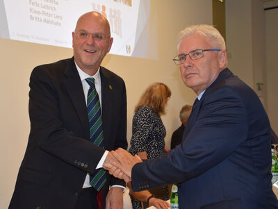 Vorschaubild: Glückwunsch des FLB-Präsidenten Jens Kaden an Hartmut Lenski zur Wahl als Kreisvorsitzender.