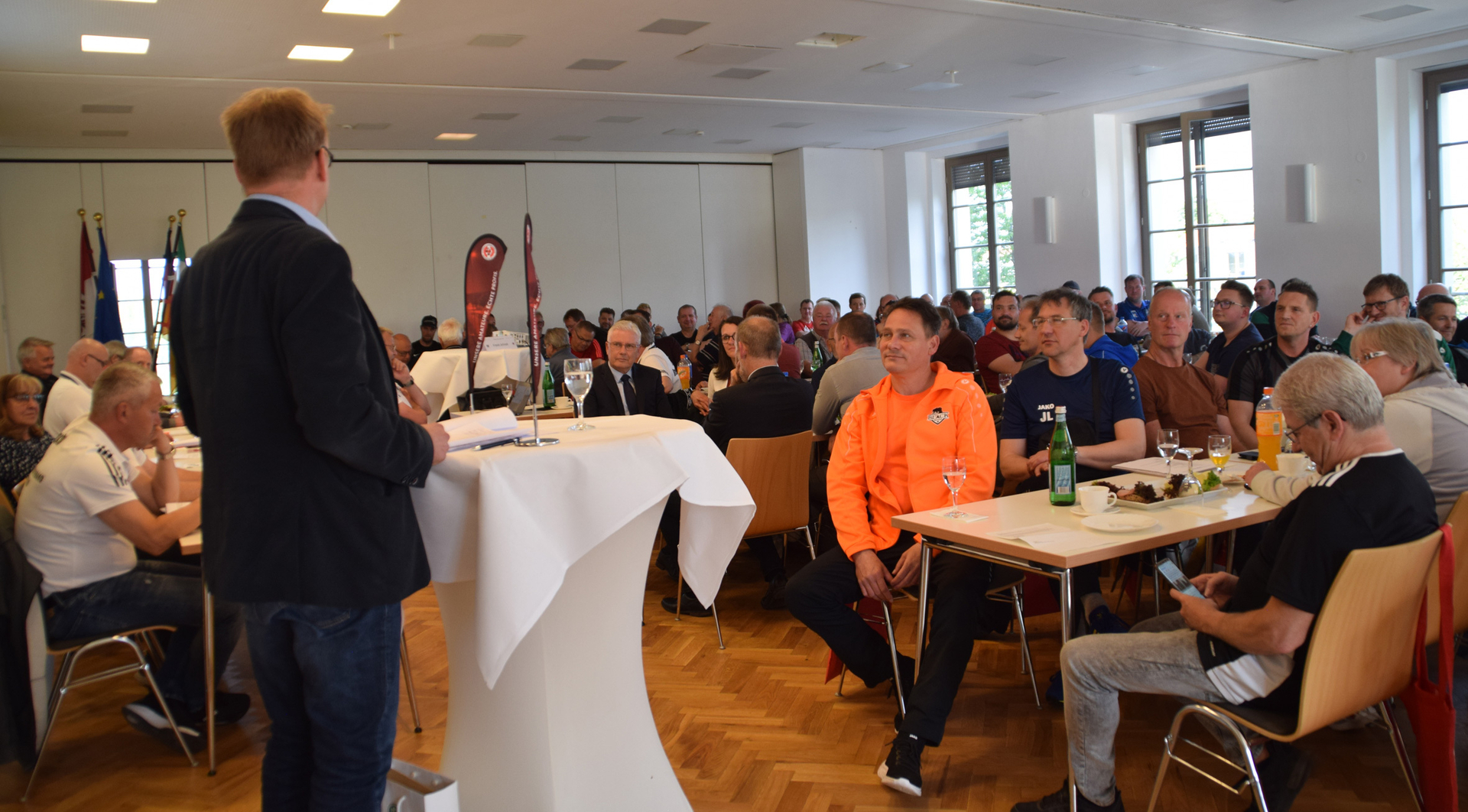 Bild: Kreisehrenamtsbeauftragter Friedhelm Ostendorf weiß um die Verdienste der emsigen Ehrenamtler und würdigt diese in seinen Dankesworten.