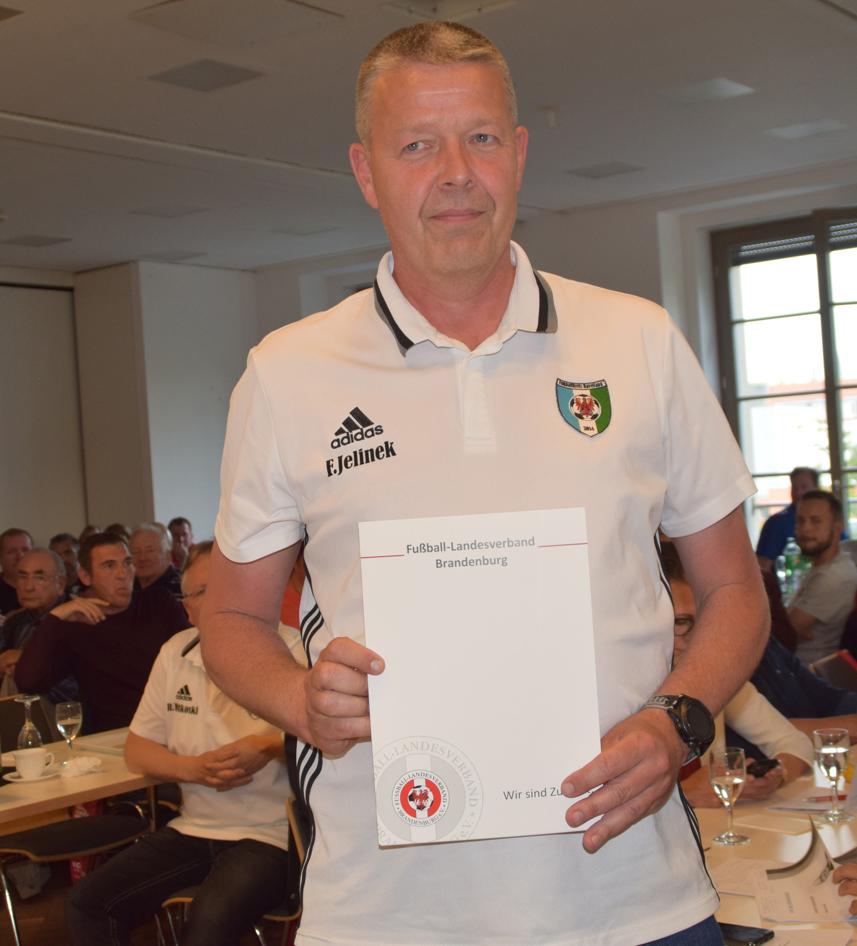 Bild: Verdienstnadel des FLB für Frank Jelinek (SV Dallgow 47).