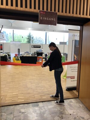 Die j&uuml;ngste Ausstellerin Leticia Vendt-Schmidt er&ouml;ffnet die Messe  (Bild vergr&ouml;&szlig;ern)