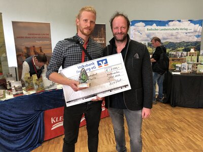Valentin Moritz erh&auml;lt den "W&auml;lderliebling 2022" f&uuml;r sein Buch "Kein Held" von Martin Wangler  (Bild vergr&ouml;&szlig;ern)