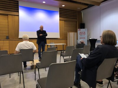 Dr. Matthias Huff zeigt die Filmbiografie &uuml;ber den Dichter Moses Rosenkranz  (Bild vergr&ouml;&szlig;ern)