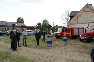Foto des Albums: Innenminister übergibt Fördergeld für Feuerwehrgerätehaus Krempendorf (18. 05. 2022)