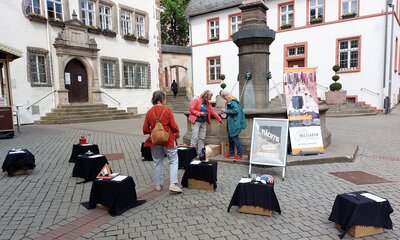 Foto des Albums: Aktion zum Weltladentag am Lullusbrunnen