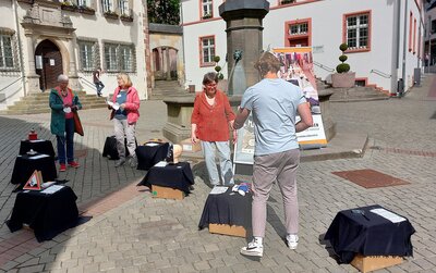 Foto des Albums: Aktion zum Weltladentag am Lullusbrunnen