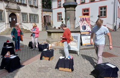 Foto des Albums: Aktion zum Weltladentag am Lullusbrunnen