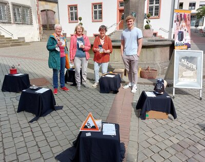 Foto des Albums: Aktion zum Weltladentag am Lullusbrunnen