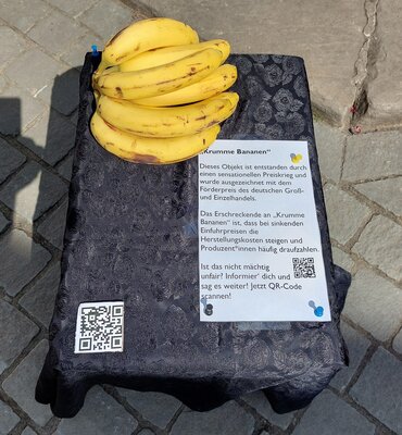 Foto des Albums: Aktion zum Weltladentag am Lullusbrunnen
