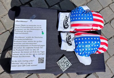 Foto des Albums: Aktion zum Weltladentag am Lullusbrunnen