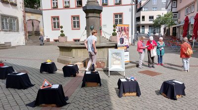 Foto des Albums: Aktion zum Weltladentag am Lullusbrunnen