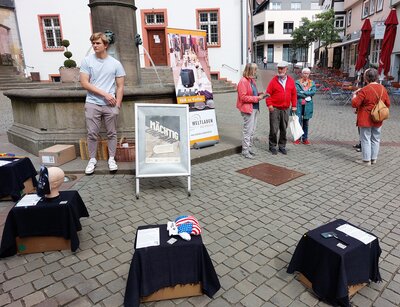 Foto des Albums: Aktion zum Weltladentag am Lullusbrunnen