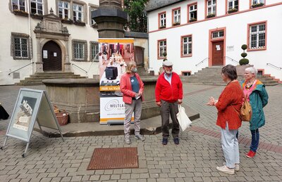 Foto des Albums: Aktion zum Weltladentag am Lullusbrunnen
