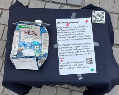 Foto des Albums: Aktion zum Weltladentag am Lullusbrunnen