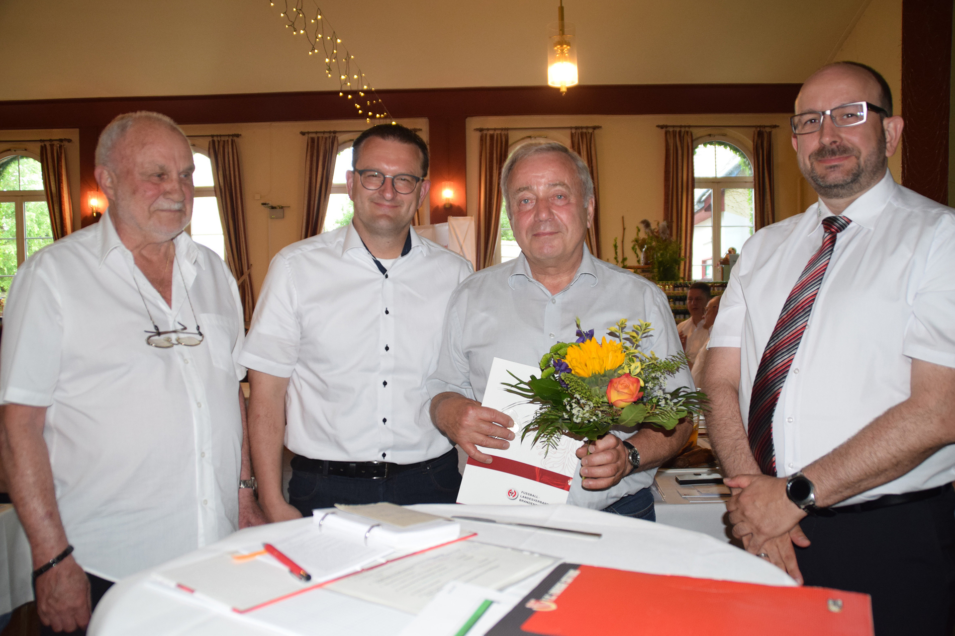 Bild: Die Goldene Ehrennadel des Verbandes wurde an Hubert Heinze verliehen.