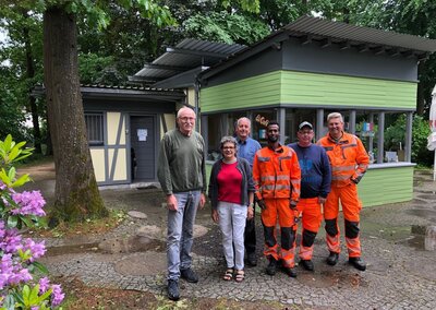 Vor der renovierten Eisdiele im Park von Emmelshausen freuen sich die CDU-Ratsmitglieder Hans Magdziak (1.v.l.) und Gerd Hammes (3.v.l.) mit den Mitarbeitern des st&auml;dtischen Bauhofs und der P&auml;chterin der Eisdiele, Rosa Thelen, (2.v.l.) &uuml;ber das gelungene Werk. (Foto: Alfred Muders)  (Bild vergr&ouml;&szlig;ern)