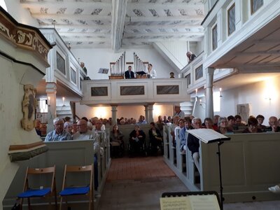 Gleich geht&rsquo;s los. Die gut gef&uuml;llte Kirche St. Katharina in Vesta am 22. Mai 2022  (Bild vergr&ouml;&szlig;ern)