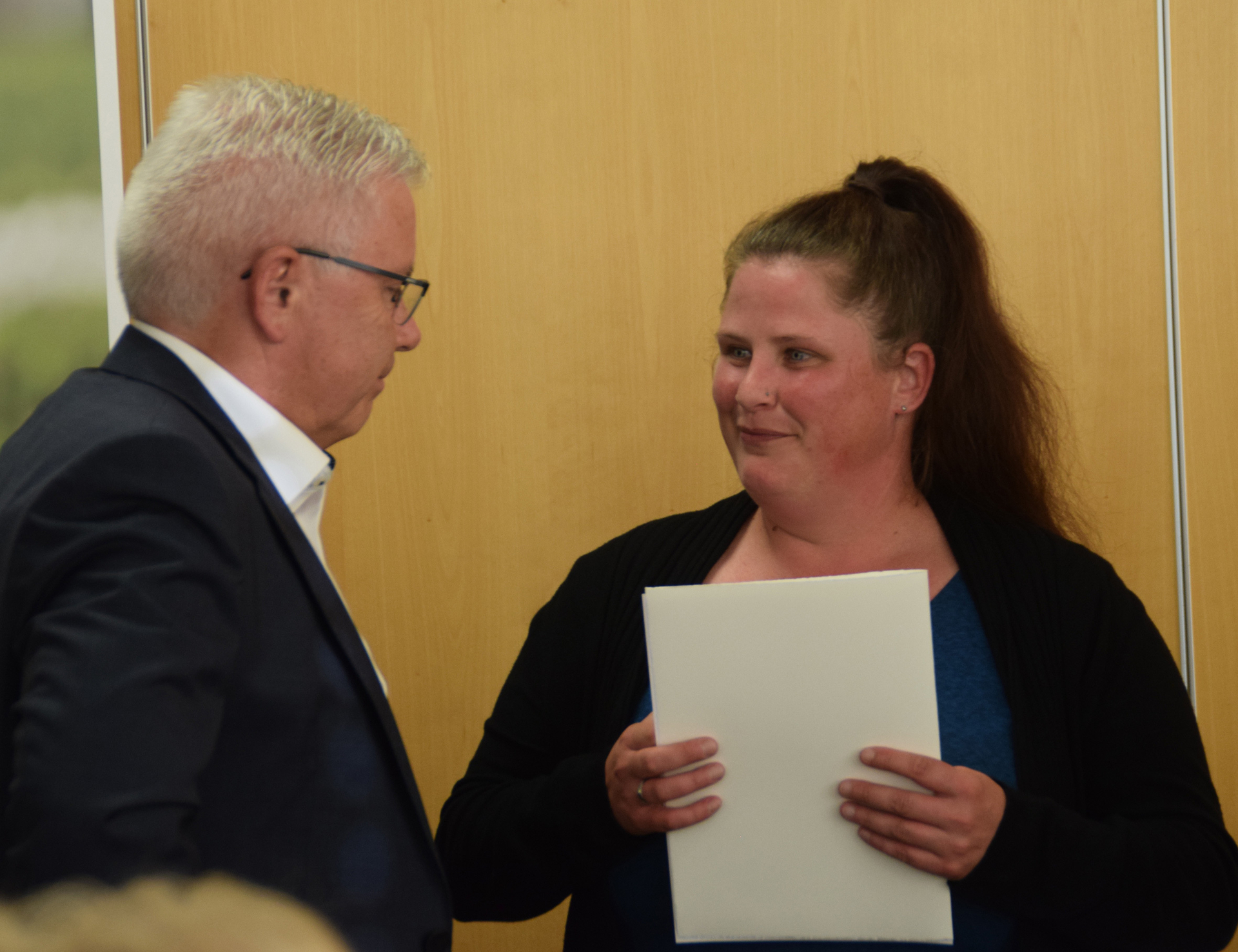 Bild: Jens Kaden dankt Marlene Knoll (Prignitz/Ruppin),