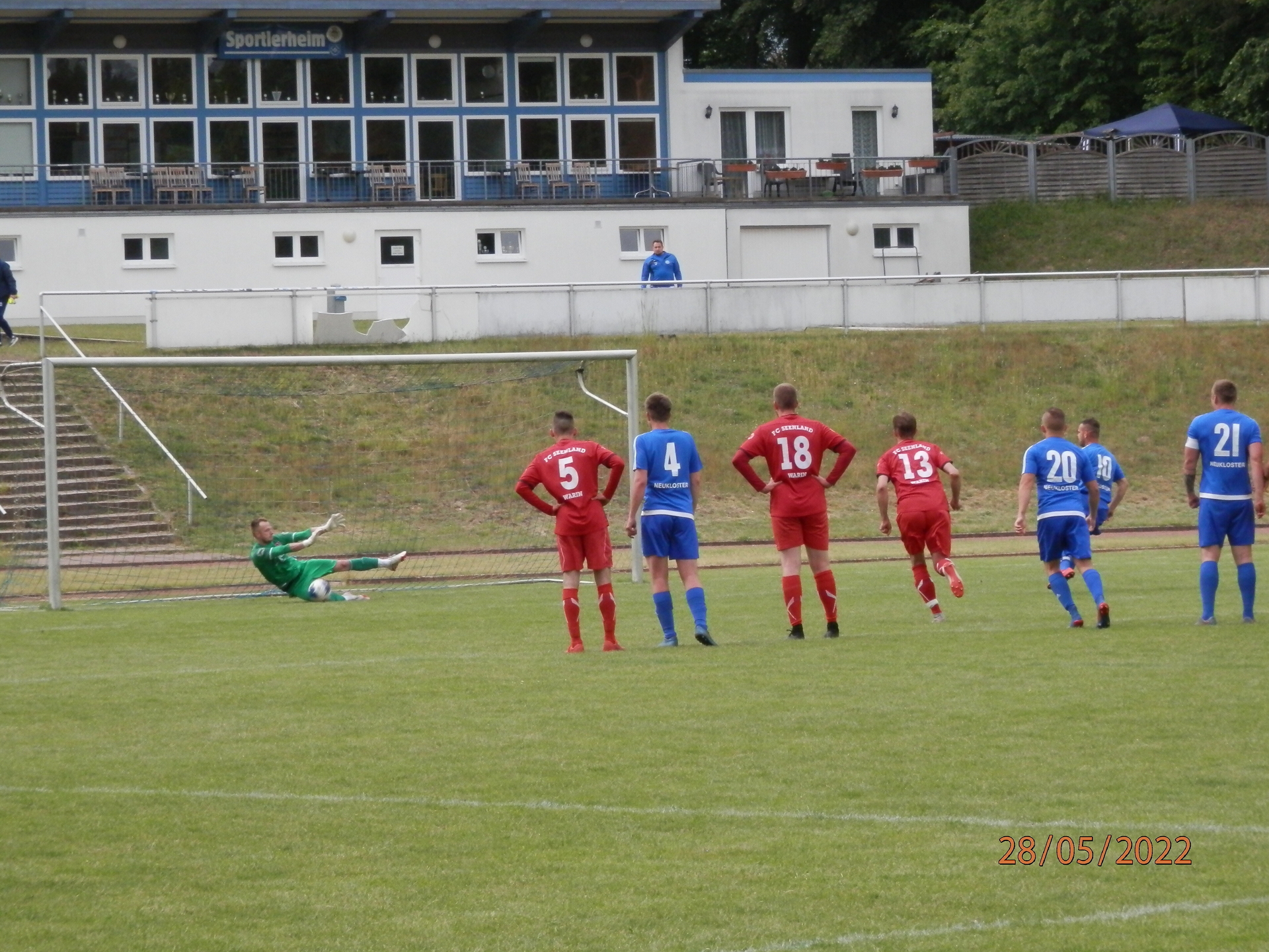 Bild: Vieleicht eine Schlüsselszene im Spiel, der gehaltene Elfmeter von FC Torhüter Tim Linstädt gegen Patrick Wichmann (Nr.10).